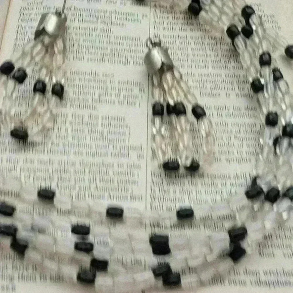 Vintage  clear and black bead necklace and earrings set - Picture 6 of 8